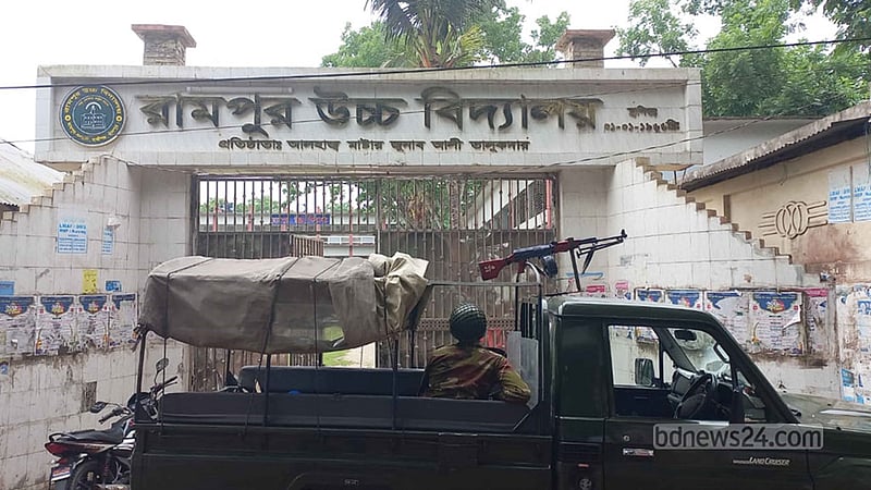 চাঁদপুরে ‘গণিত পরীক্ষা খারাপ হওয়ায়’ পরীক্ষার্থীদের কেন্দ্র ভাঙচুর