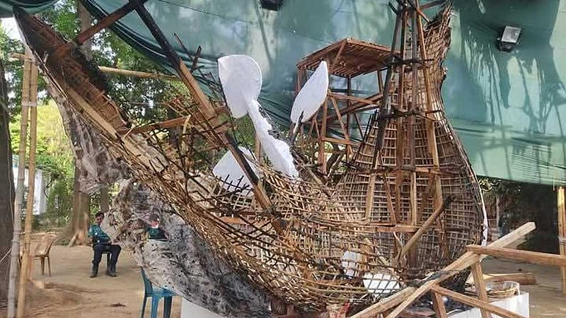 চারুকলায় পুড়ল ‘ফ্যাসিবাদের মুখাকৃতি’ ও ‘শান্তির পায়রা’ মোটিফ