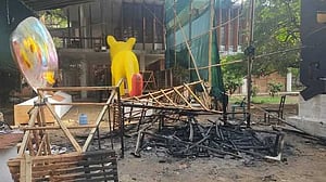 মোটিফে আগুন: আওয়ামী লীগ-ছাত্রলীগের ‘অজ্ঞাতদের’ বিরুদ্ধে ঢাবির মামলা