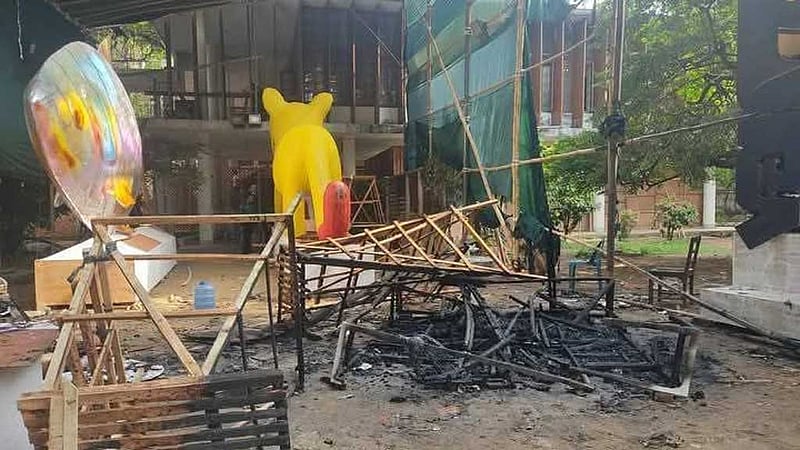 মোটিফে আগুন: আওয়ামী লীগ-ছাত্রলীগের ‘অজ্ঞাতদের’ বিরুদ্ধে ঢাবির মামলা