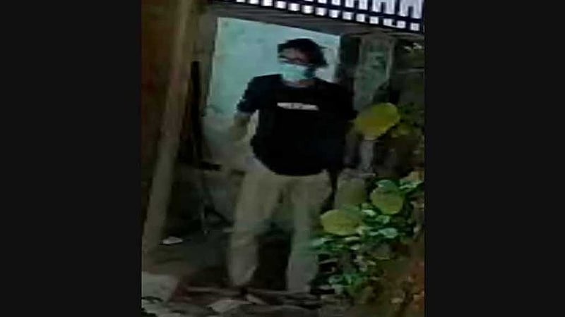 চারুকলার মোটিফে আগুন দেওয়া যুবক আরবির ছাত্র?