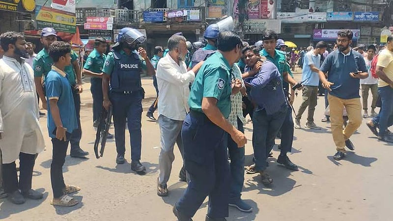 চট্টগ্রামে ব্যাটারিচালিত রিকশা চালকদের সমাবেশে পুলিশের বাধা
