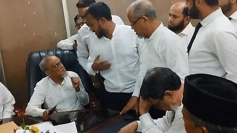 চট্টগ্রাম আইনজীবী সমিতি নির্বাচন: ফরম নিতে বাধা দেওয়ার অভিযোগ