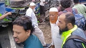 ঢালু রাস্তায় বাঁক পেরিয়ে ব্রেক কষতেই মাইক্রোবাসের সঙ্গে সংঘর্ষ