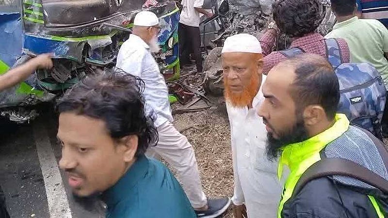 ঢালু রাস্তায় বাঁক পেরিয়ে ব্রেক কষতেই মাইক্রোবাসের সঙ্গে সংঘর্ষ