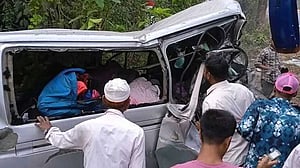 ‘ক্লান্ত বাসচালক তন্দ্রাচ্ছন্ন হয়ে পড়েছিলেন,’ চট্টগ্রামে সড়কে ১০ মৃত্যু নিয়ে হাইওয়ে পুলিশ
