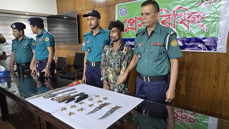 থানার লুট হওয়া অস্ত্র গুলিসহ চট্টগ্রামে যুবক গ্রেপ্তার