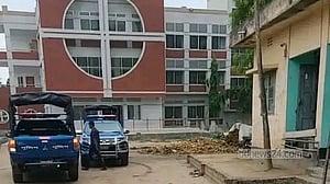 দর্শনার চেকপোস্টের কক্ষ থেকে পুলিশের ঝুলন্ত লাশ উদ্ধার