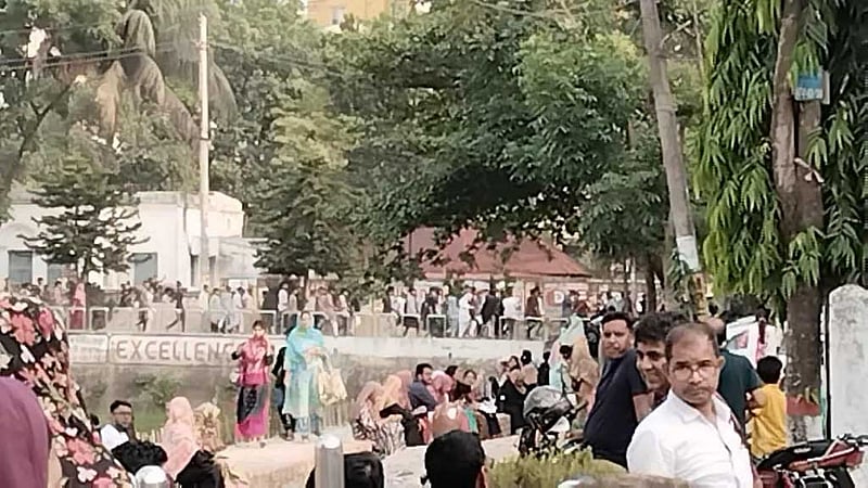 কুমিল্লায় দেশি অস্ত্র হাতে কিশোর গ্যাংয়ের ‘মিছিল’, আটক ৩