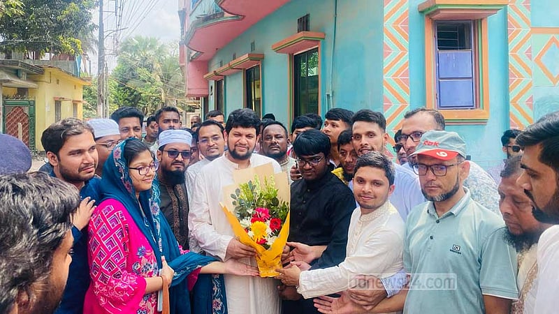 উগ্রপন্থার সুযোগ কাউকে নিতে দেওয়া হবে না: মাহফুজ আলম