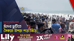 কক্সবাজার সমুদ্র সৈকতে ঈদ আনন্দে মেতেছে মানুষ