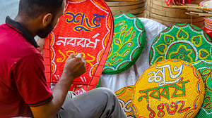 নববর্ষের আমেজ দোয়েল চত্বরে
