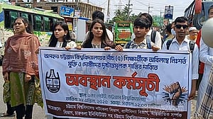 বিঝুতে গিয়ে ‘অপহৃত’ ৫ চবি শিক্ষার্থীর মুক্তির দাবিতে সড়ক অবরোধ