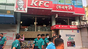 গাজায় গণহত্যা: চট্টগ্রামে কেএফসি, কোকাকোলার সাইনবোর্ড ভাঙচুর