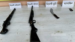 কুমিল্লায় যৌথবাহিনীর অভিযানে বিদেশি রাইফেল, শটগান উদ্ধার
