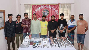 কুমিল্লায় কিশোর গ্যাংকে ‘অস্ত্র সরবরাহকারী’সহ গ্রেপ্তার ৯,  অস্ত্র-মাদক জব্দ