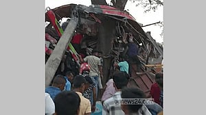 কুমিল্লায় বাস নিয়ন্ত্রণ হারিয়ে গাছের সঙ্গে ধাক্কা, নিহত বেড়ে ৩