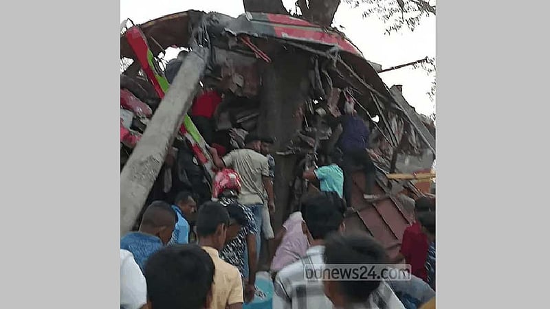 কুমিল্লায় বাস নিয়ন্ত্রণ হারিয়ে গাছের সঙ্গে ধাক্কা, নিহত বেড়ে ৩