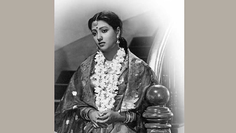 জন্মদিনে দীপ জ্বেলে মহানায়িকাকে স্মরণ, ফুলে ফুলে সেজেছে বাড়ি