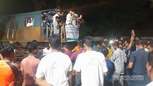 ঢাকা-ময়মনসিংহ রেললাইন অবরোধ, এক ঘণ্টা ট্রেন বন্ধ