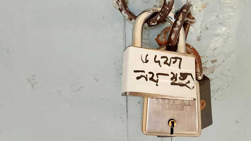 ঢাকা পলিটেকনিকে তালা ঝুলিয়ে দিলেন আন্দোলনকারীরা