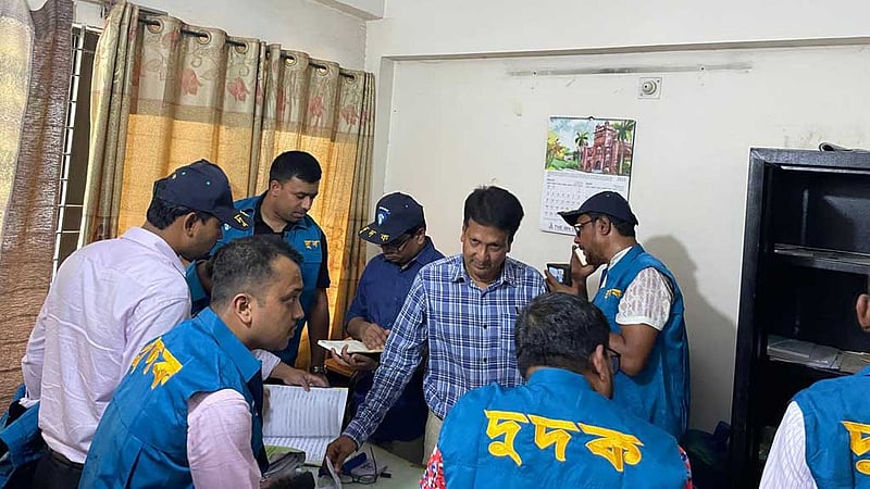 ‘ঘুষের টাকাসহ’ ডিএসসিসির ওয়ার্ড সচিব আটক