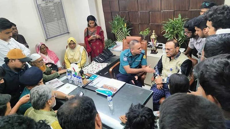 ঢাকা বিশ্ববিদ্যালয়ের বাসে হামলা, অভিযোগ জানাতে থানায় উপাচার্য