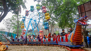 অস্থায়ী পার্কে শিশুদের ঈদ আনন্দ
