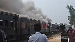 গাজীপুরে মহুয়া কমিউটারে আগুন, ঢাকা-ময়মনসিংহ ট্রেন বন্ধ