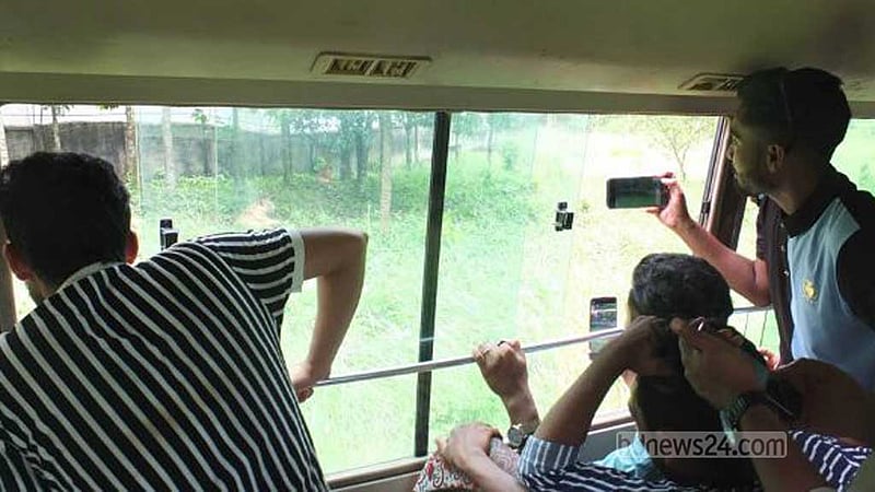 গাজীপুর সাফারি পার্কের পর্যটক বাসের এসি বিকল, গরমে ভোগান্তি