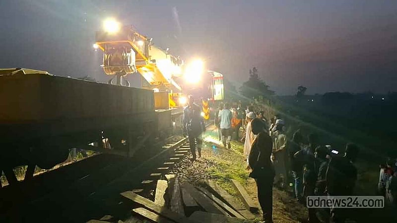 গাজীপুরে লাইনচ্যুত বগি উদ্ধার: ১৩ ঘণ্টা পর ট্রেন চলাচল শুরু