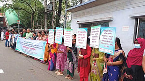 ১১ দাবিতে পরিচ্ছন্নতাকর্মীদের মানববন্ধন