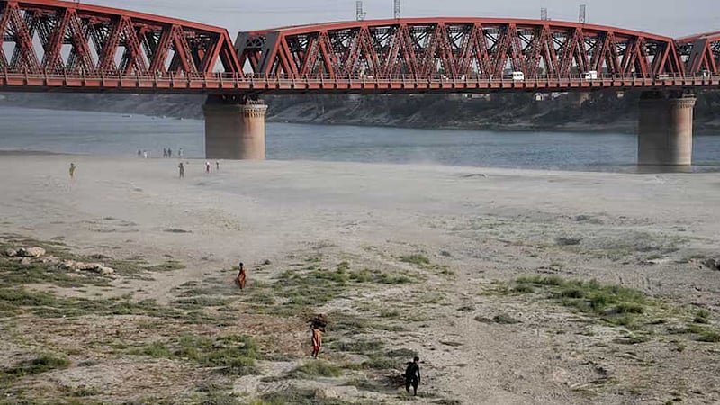 ভারতের সিন্ধুর পানি বন্ধের প্রতিবাদে আইনি ব্যবস্থার পথে পাকিস্তান
