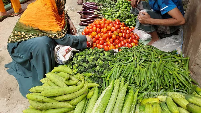 কাঁচাবাজারে খোলেনি সব দোকান, মাছ-সবজির সরবরাহ ‘সীমিত’