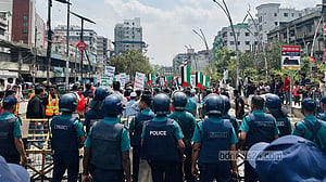 জবির দূতাবাস অভিমুখী পদযাত্রা থামল তাঁতীবাজার মোড়েই