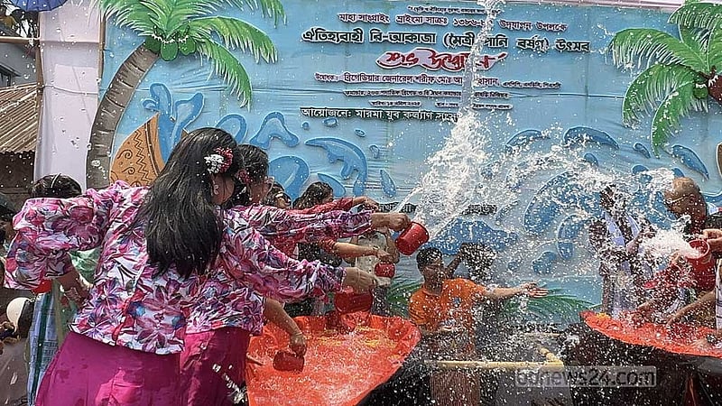 সম্প্রীতির ‘শোভাযাত্রা-জলকেলি’ খাগড়াছড়ির সাংগ্রাইং উৎসবে