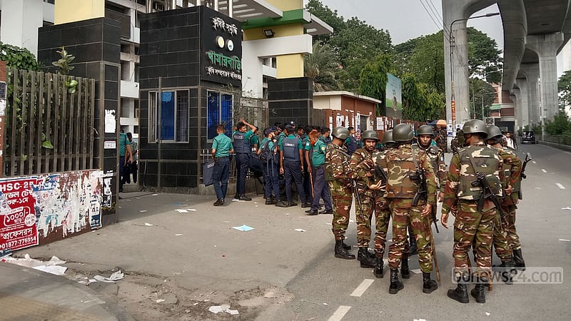 ৭ ঘণ্টা পর সরলেন শিক্ষার্থীরা, খামারবাড়িতে ঢুকলেন কর্মকর্তারা