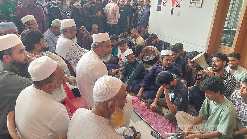 কুয়েটে উপাচার্যের পদত্যাগ দাবিতে আমরণ অনশনে শিক্ষার্থীরা