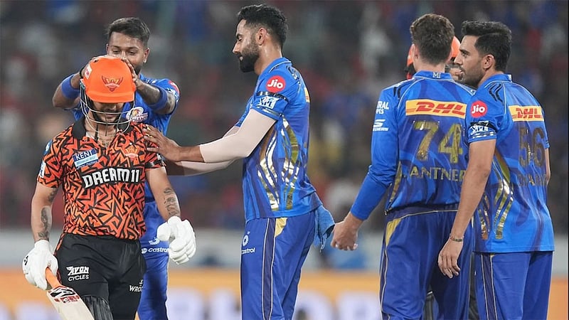 ওয়াইড দিতে গিয়ে ‘আবেদন ছাড়াই’ আউট দিলেন আম্পায়ার!