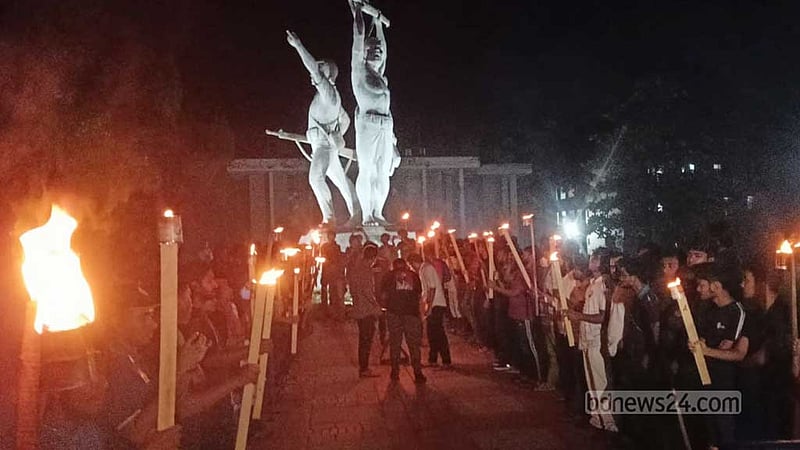 কুয়েট উপাচার্যের অপসারণ দাবিতে শিক্ষার্থীদের মশাল মিছিল