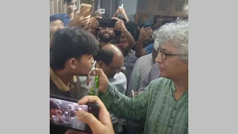 কুয়েট ক্যাম্পাসে উল্লাস, অনশন ভাঙলেন শিক্ষার্থীরা