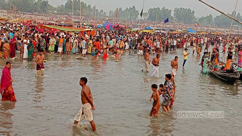 কুড়িগ্রামে ব্রহ্মপুত্র নদে অষ্টমী স্নানে পূণ্যার্থীদের ভিড়