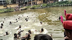 নববর্ষে ১০ হাঁস ধরতে পুকুরে ৪০ প্রতিযোগী