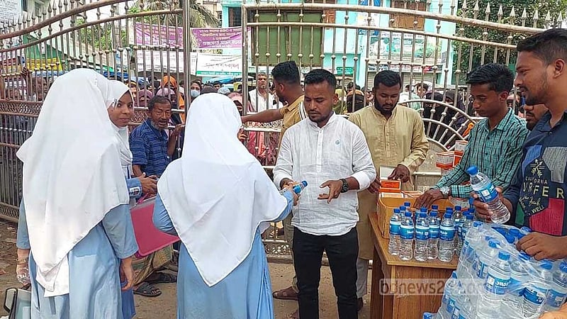 তাপপ্রবাহ: লক্ষ্মীপুরে পরীক্ষার্থীদের পানি-স্যালাইন বিতরণ