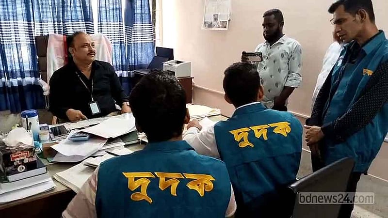 গ্রাহক হয়রানি: লক্ষ্মীপুরে সাব-রেজিস্ট্রারকে সতর্ক করল দুদক