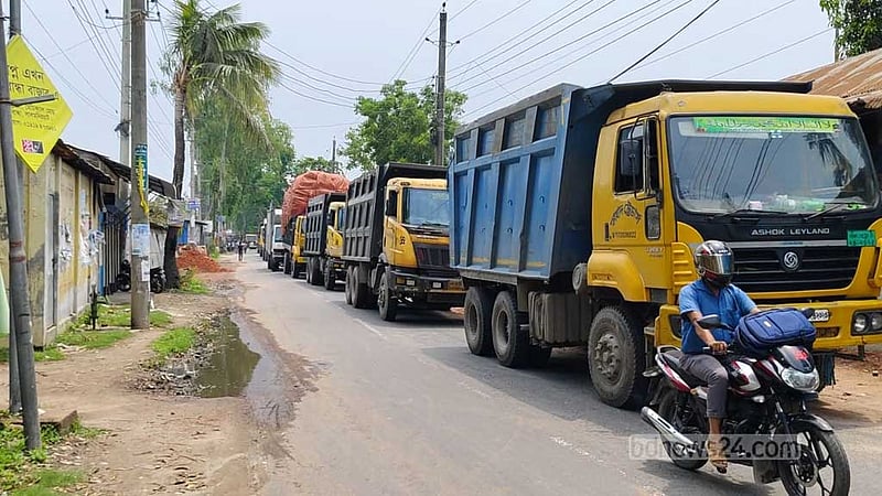 বুড়িমারী থেকে ট্রেন চালুর দাবিতে লালমনিরহাটে মহাসড়ক অবরোধ