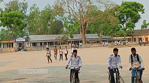 আন্দোলনের মুখে বন্ধ হওয়া স্কুল মাঠের হাট ফের বসানোর চেষ্টা