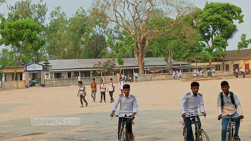 আন্দোলনের মুখে বন্ধ হওয়া স্কুল মাঠের হাট ফের বসানোর চেষ্টা