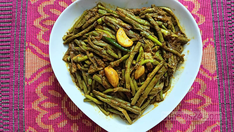 কচুর লতি দিয়ে চ্যাপা শুঁটকির মুখরোচক পদ