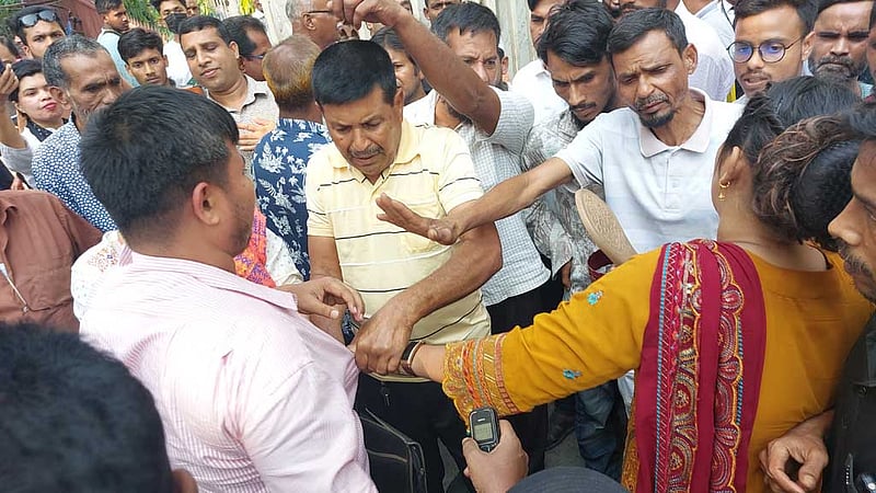 পুরান ঢাকার আদালত পাড়ায় সাবেক স্বামীকে পেটালেন দুই নারী